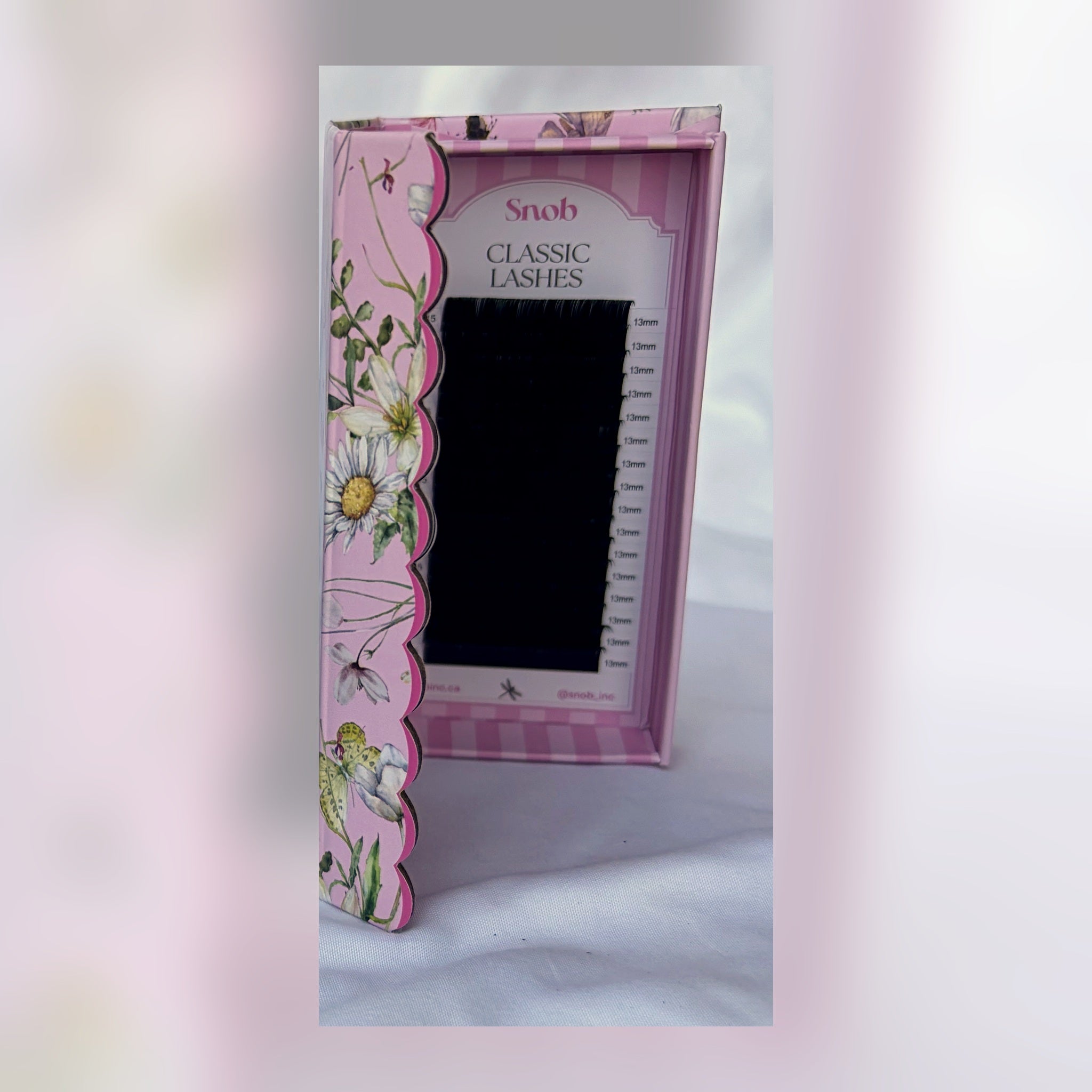 SNOB classic opened lash tray packaging example; sample 0.15 mm lashes shown